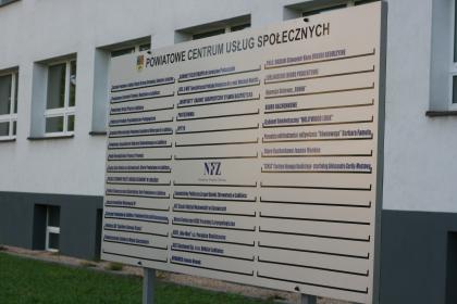Tablica informacyjna znajdująca się przed siedzibą Powiatowego Centrum Usług Społecznych
