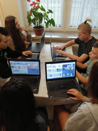 Dzieci korzystające z komputerów 2